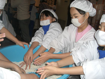 開明小学校味噌作り体験